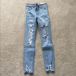 AMERICAN EAGLE RIPPED SKINNY JEANS